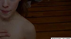 Nicole Murkovski Flexiona su Coño en Vaquera y Perrito para Evitar Sumisión