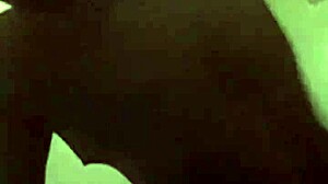 Ana banánt élvez házi hotelvideóban