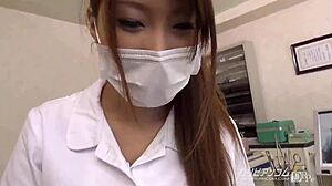 Asijská zubařka předvádí velké kozy během prohlídky