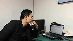 Implorando aumento pro chefe, acabei fodendo ele com força!