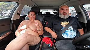 Dora Rodrigues, 71, riisuutuu autossa ajellessa