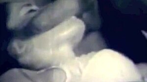 Vintage nostalgia skúma retro skupinové scény s antickými prvkami a trojkou