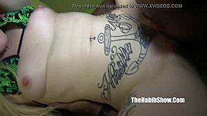 Saya tengok Chloe Carter ambil BBC besar itu dan telan setiap titis dengan air liur