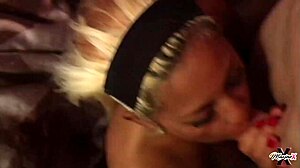 Maxine X kıvrımlı sarışın milf götünü anal binicilikle sallıyor