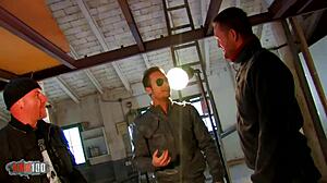 Ginger hell buat aku gila dengan threesome gila double penetration oleh Ian Scott dan Leo Galvez.