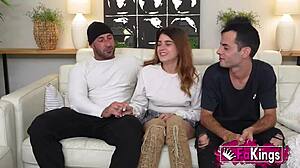 Valentina'nın boynuzlu erkek arkadaşı onun başka bir adamla vahşi üçlüde sikişmesini izliyor