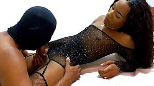 Entregador devours Victoria Sanches' massive rod