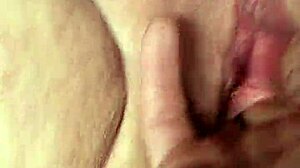 Finger fucking a bbw