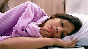 Como Ele Se Esconde na Cama com a Enteada para Isso?