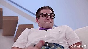 Büyük memeli Fransız MILF üvey anne nerd üvey oğlu Nathan Bronson'ı şaşırtıyor