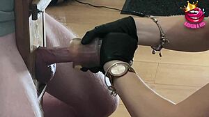 No puedo creer cómo me ordeña a un orgasmo arruinado en ese vidrio con control total