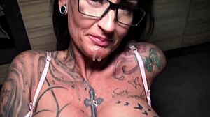 Пълна уста за германка с големи цици и татус нощем POV