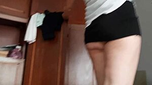 Hé, ik keek naar mijn huishoudster die de kroonluchter schoonmaakte en kon niet stoppen met aftrekken!