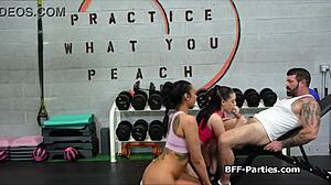 Ganhando adesão à academia com bundas apertadas em foda em grupo