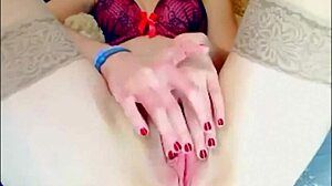 Gatinha quente 18+ mostra a buceta