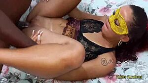 Marido corno dá de presente negão comedor e dotado de aniversário de casamento para esposa novinha e muito puta leo ogro