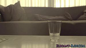 Göğüsleri büyük Avrupalı büyük siyah sikini sürer yoğun ırkçası sahnede