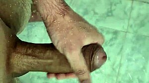 Batendo uma punheta bem gostosa no banho