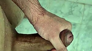 Batendo uma punheta bem gostosa no banho