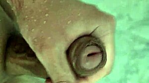 Batendo uma punheta bem gostosa no banho