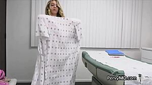 Лекар хванат тества големи цици татуирана пациентка в лудо чукане