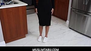 La ado 18+ arabe au hijab Bianca Bangs frustre son copain dans une action de groupe sauvage