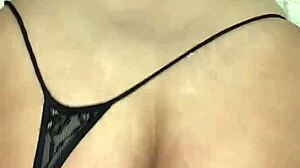 Горещата майка на приятеля ми се навежда, предлага големия си зад doggystyle.