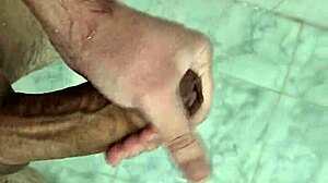 Batendo uma punheta bem gostosa no banho