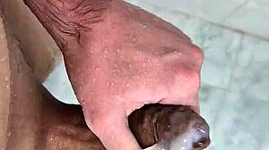 Batendo uma punheta bem gostosa no banho