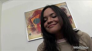 Млада 18+ започва млечни игри с пръскане анално чукане и сперма в уста