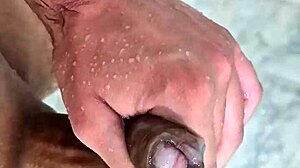 Batendo uma punheta bem gostosa no banho