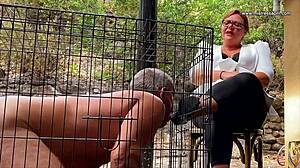 Hej, titta på Dominatrix Mistress April dominerar Barbie Dreams! 😈