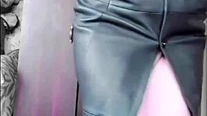 Mavi kıyafetli seksi sissinin cazibesini hissediyorum