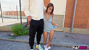 Malá Munequita Enfadada bojuje s velkým ptákem v hardcore střetu