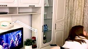 Yo, Sugarnadya depilira noge klientu z osupljivo seksi ritko