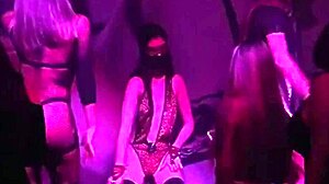 in manhattan bar pera live 1832020, a webcam show unfolds with casual chats and drinks.