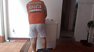 Llamo al t�cnico de aires para que revise el m�o y termina revisando mi culo con su gran polla