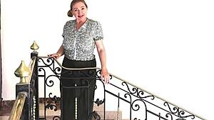 Kuuma rintava mummo MariaOld kiusoittelee seksikkäissä sukissa