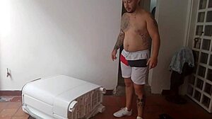 Llamo al t�cnico de aires para que revise el m�o y termina revisando mi culo con su gran polla