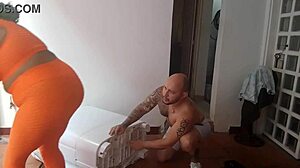 Llamo al t�cnico de aires para que revise el m�o y termina revisando mi culo con su gran polla