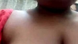 इंडियन मिल्फ पत्नी मसिव टिट्स फ्लॉंट कर रही है।