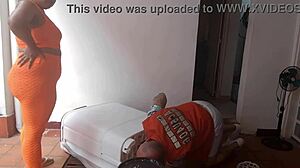 Llamo al t�cnico de aires para que revise el m�o y termina revisando mi culo con su gran polla