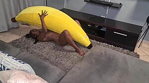 Getatoeëerde Indiase vrouw met een grote banaan geeft haar kijkers een voorproefje van haar leuke en provocerende aard