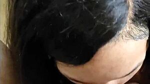 Bikini plesalka žari v vroči solo predstavi