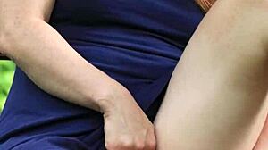 Vi a una milf sexy masturbándose el coño al aire libre en el parque