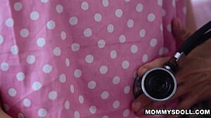 Læge Kenna James slikker blond milf-patient og teen 18+ Lily Larimar på hospitalet.