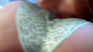 Sentindo estocadas profundas na bunda grande