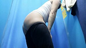 러시아 MILF, 진짜 드레싱룸에서 옷 갈아입다 걸려