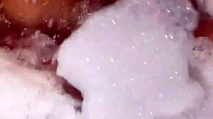 Look how rico I move my ebony ass in jacuzzi ven papi vamos a masturbate