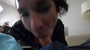 Hloupá manželka polyká sperma v kostýmu